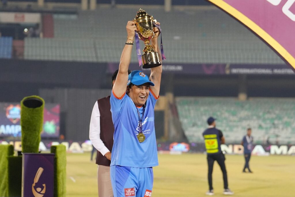 சாம்பியன் கோப்பையுடன் சச்சின் டெண்டுல்கர்.